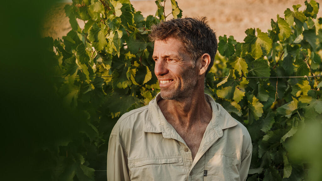 ערן רז בכרם. "זה בהחלט ציונות. אלו דברים שאתה יונק מהבית, ואני גם מאוד עקשן" היינן ערן רז בכרם של יקב ננה NANA פנאי