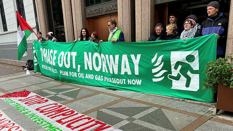מפגינים פרו-פלסטינים ופעילי סביבה נורבגים במחאה נגד ישראל מול משרדי קרן העושר הנורבגית