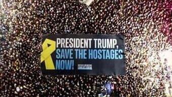 האלפים בכיכר החטופים בתל אביב, הערב. "הנשיא טראמפ, הצל את החטופים עכשיו!" (צילום: OM) האלפים בכיכר החטופים בתל אביב, הערב. "הנשיא טראמפ, הצל את החטופים עכשיו!"