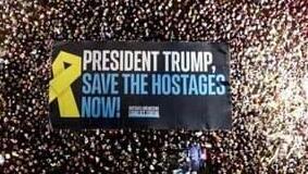 האלפים בכיכר החטופים בתל אביב, הערב. "הנשיא טראמפ, הצל את החטופים עכשיו!"