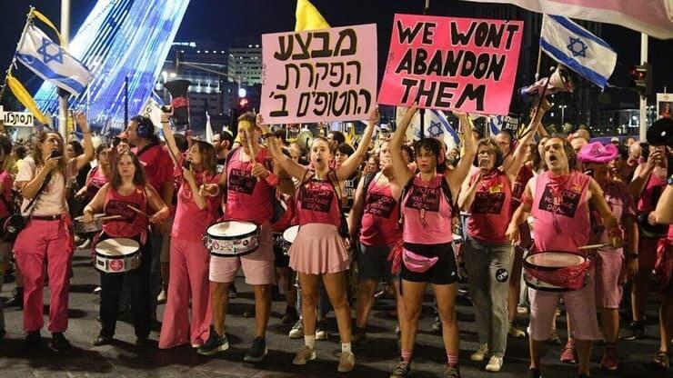 ההפגנה בירושלים. "מבצע הפקרת החטופים ב'" (צילום: רפי קוץ) ההפגנה בירושלים. "מבצע הפקרת החטופים ב'"