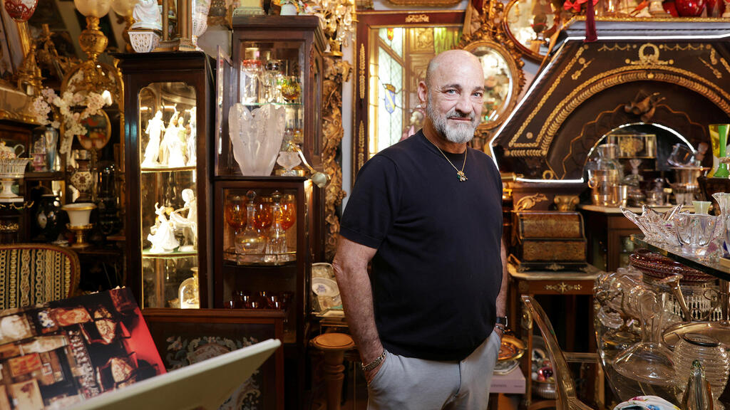 האספן ומעצב התכשיטים יוסי הררי פנאי