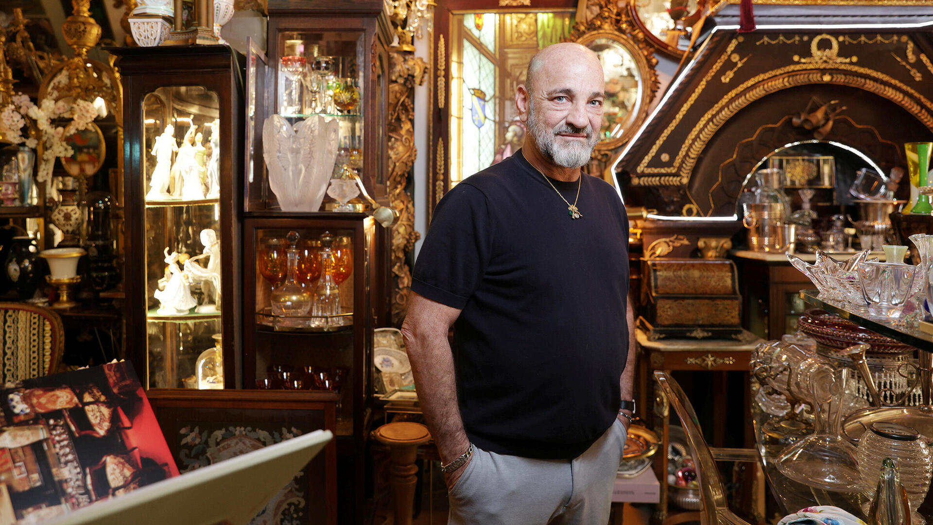 האספן ומעצב התכשיטים יוסי הררי פנאי