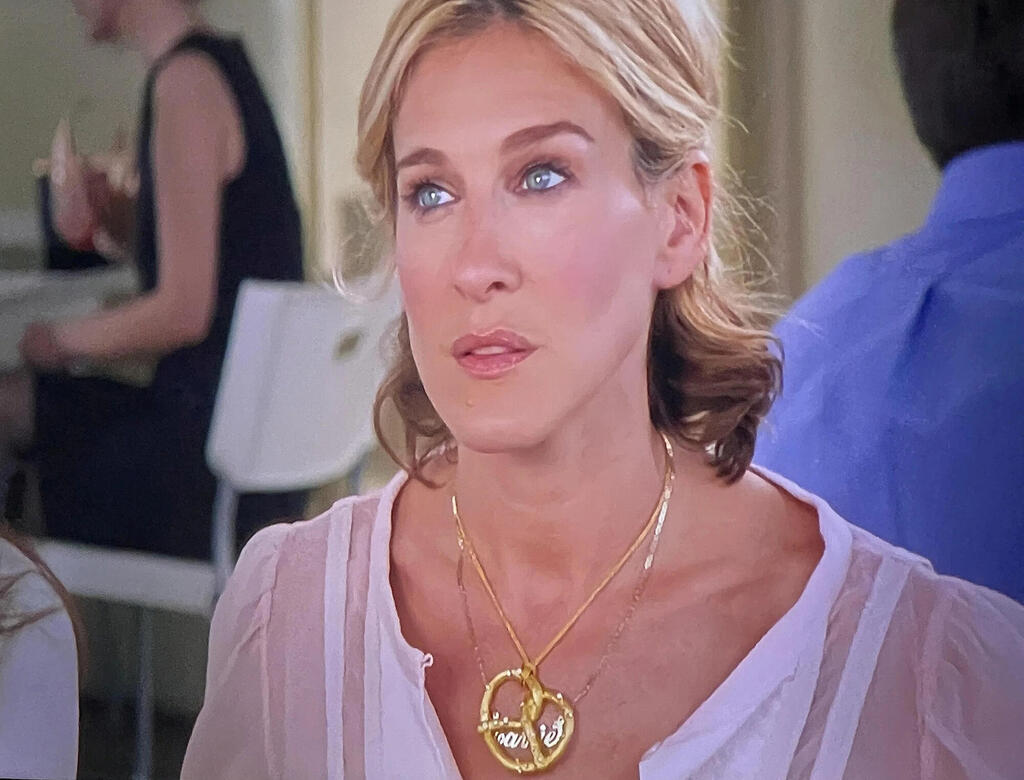 שרה ג'סיקה פרקר ותליון הפרעצל של מעצב התכשיטים יוסי הררי פנאי