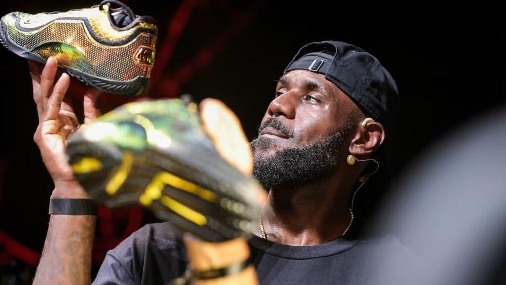 לברון ג'יימס מציג נעל נייקי שלו בביקור בשנגחאי סין