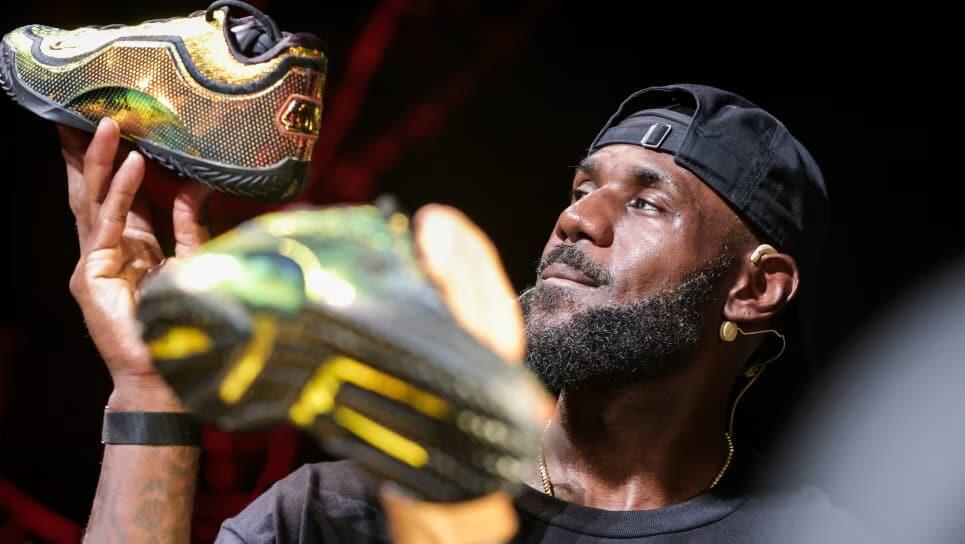 לברון ג'יימס מציג נעל נייקי שלו בביקור בשנגחאי סין