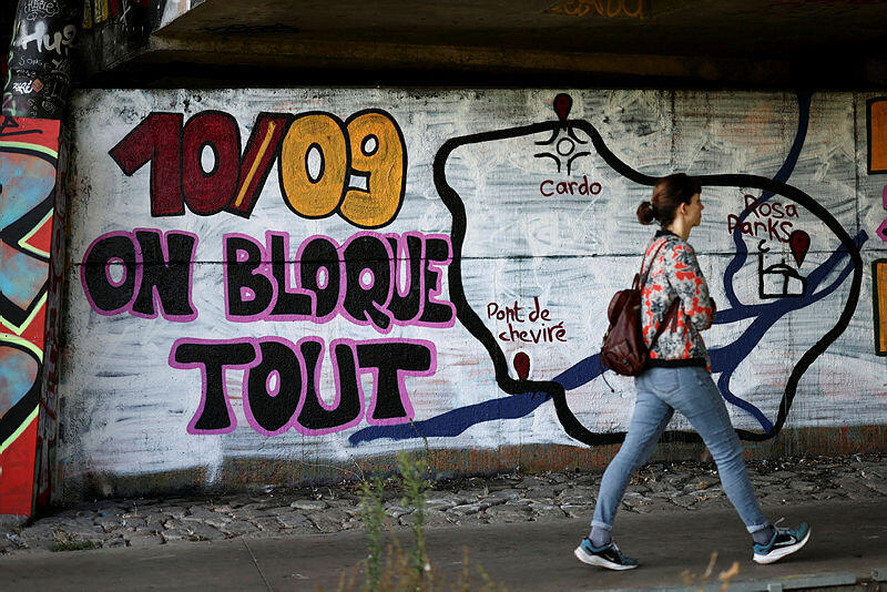 כתובת בנאנט, צרפת: "ב-10 בספטמבר אנחנו חוסמים הכל" (צילום: REUTERS/Stephane Mahe) כתובת ב נאנט צרפת "ב-10 בספטמבר אנחנו חוסמים הכל" ספטמבר 2025