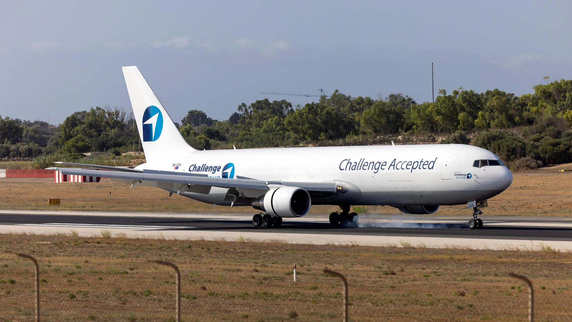 מטוס של צ'אלנג' איירליינס