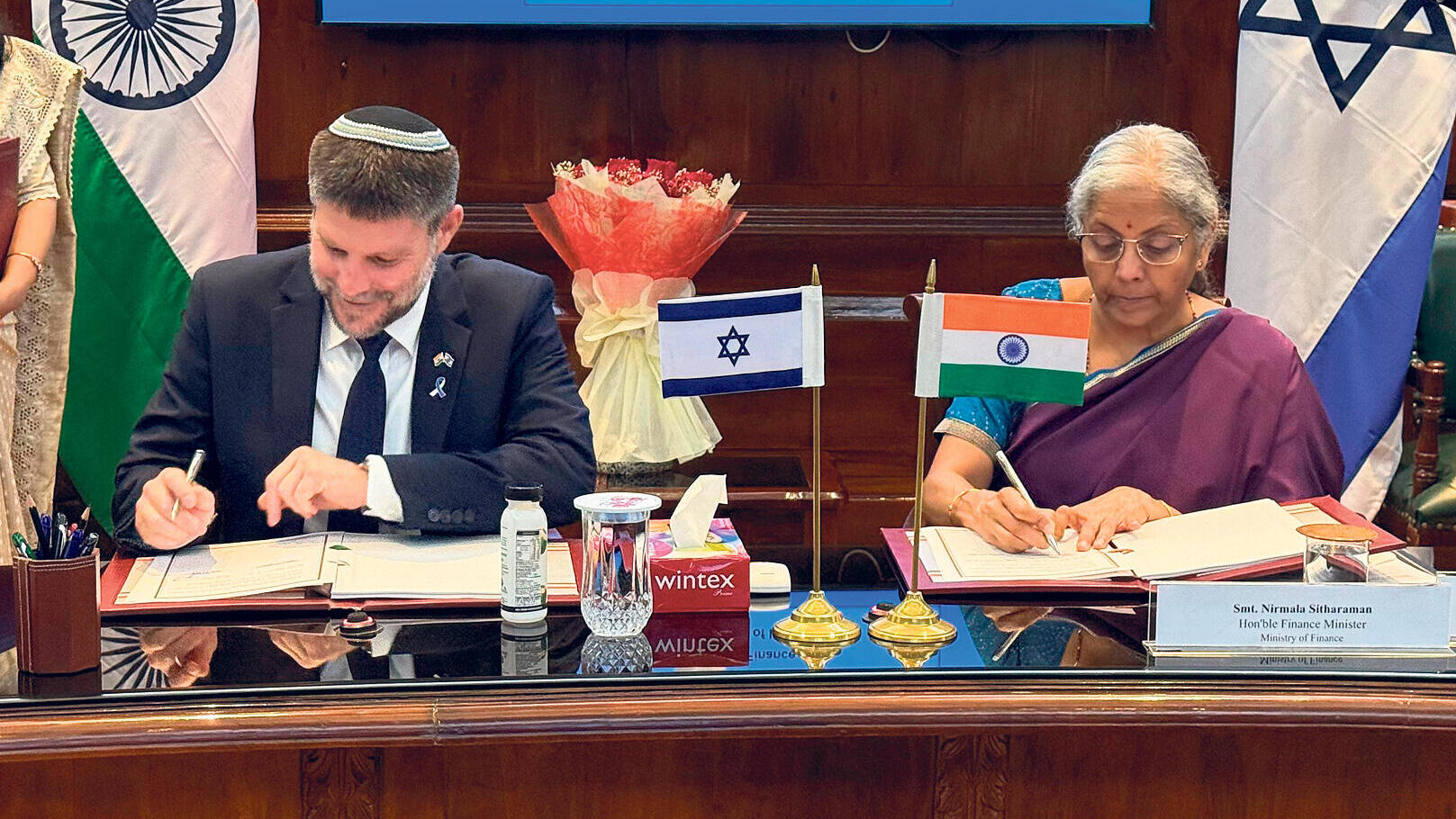 שרת האוצר של הודו נירמאלה סית'אראמאן ו בצלאל סמוטריץ' חותמים  על ההסכמים
