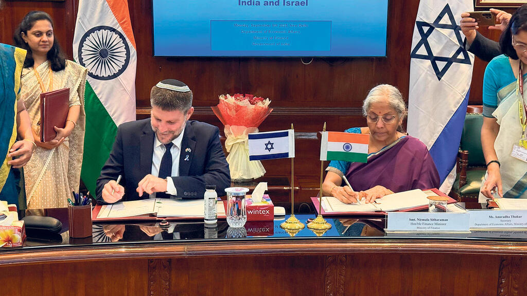 שרת האוצר של הודו נירמאלה סית'אראמאן ו בצלאל סמוטריץ' חותמים  על ההסכמים