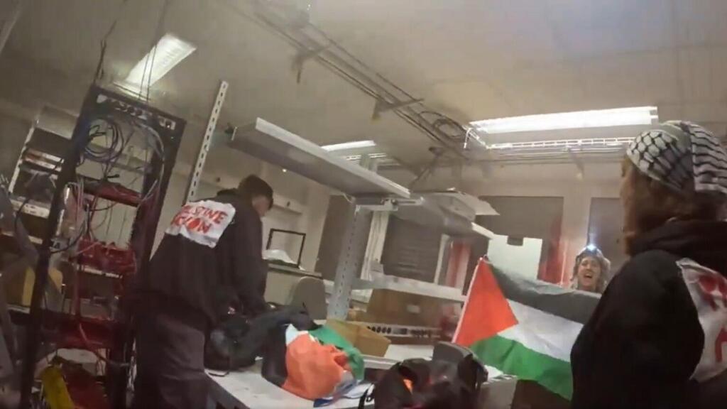 תיעוד הפריצה של המפגינים הפרו פלסטינים מקבוצת Palestine Action למתחם של אלביט