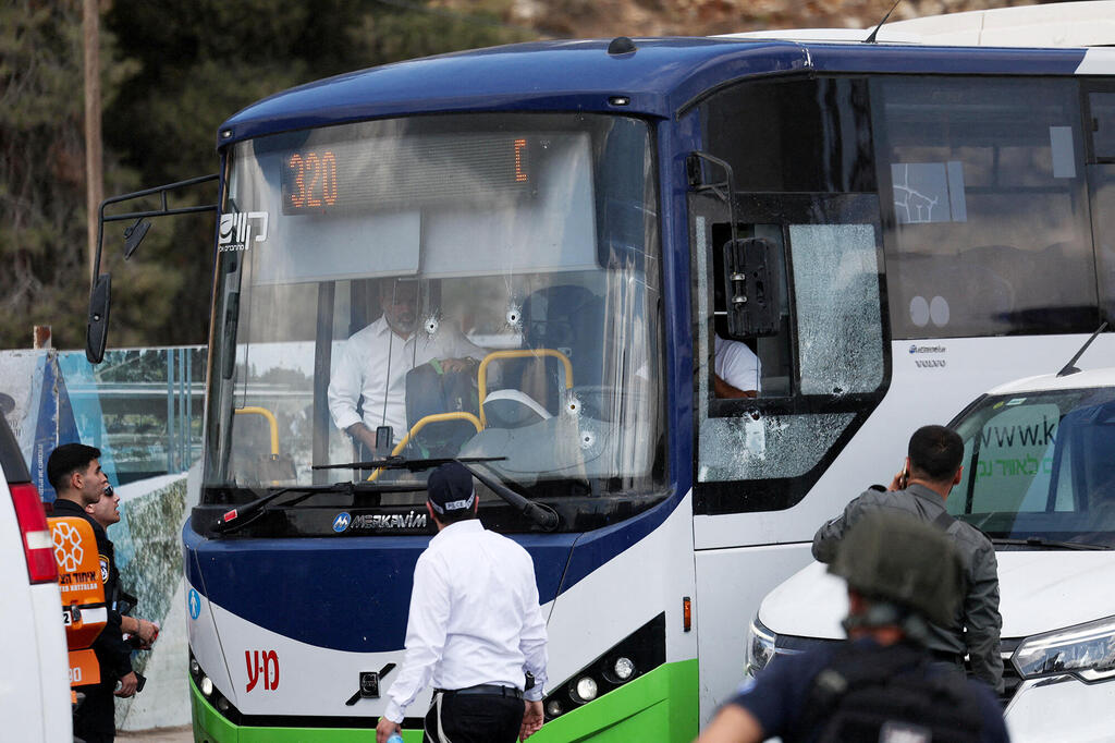 צילום: REUTERS/Ronen Zvulun אוטובוס מנוקב ב כדורים פיגוע ירי בצומת רמות ירושלים