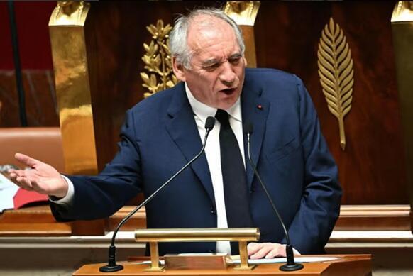 ראש הממשלה פרנסה ביירו, בנאומו הערב באספה הלאומית. "אתם יכולים להפיל את הממשלה, אבל לא לברוח מהמציאות"