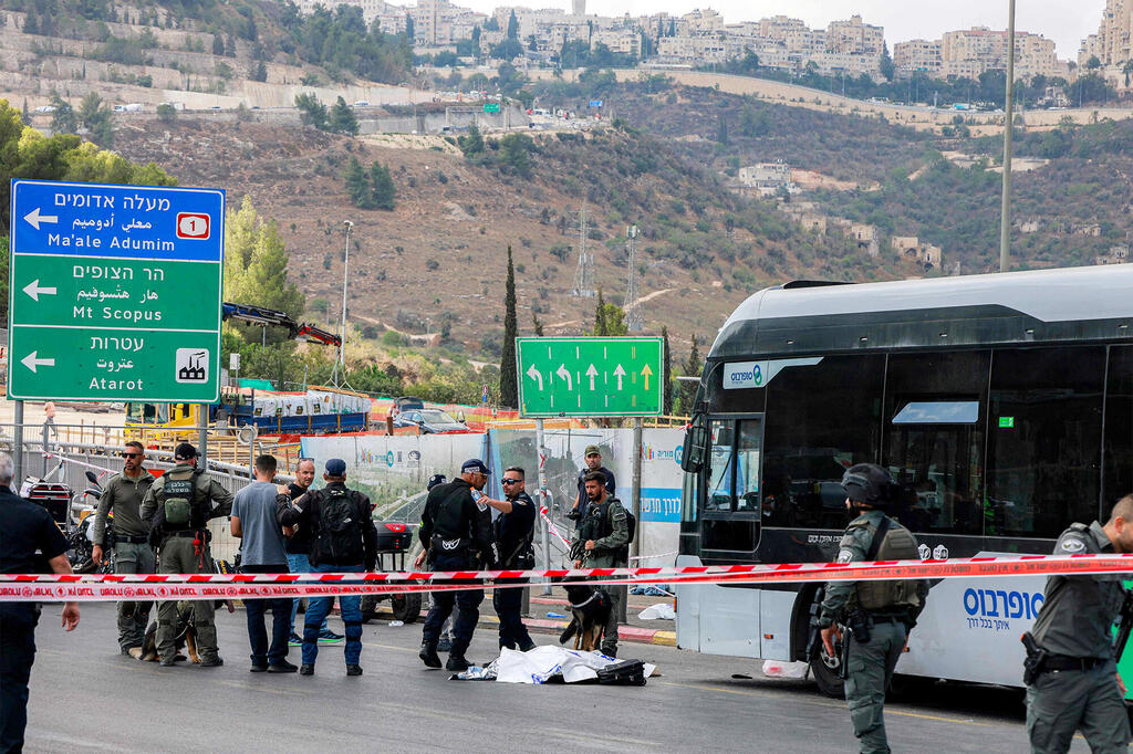 צילום: Menahem Kahana/AFP אוטובוס מנוקב ב כדורים פיגוע ירי בצומת רמות ירושלים