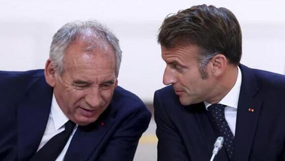 נשיא צרפת עמנואל מקרון עם רה"מ המודח פרנסה ביירו ביולי השנה