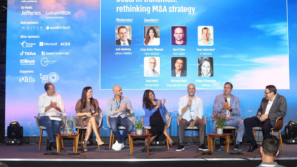ג'וש דובופסקי, יואב לייטרסדורף, מיכאל רידל, שראל אלדור, אסף פלד, סטפני סילברסטין וליסיה בכר מנוח (צילום: יריב כץ) כנס ג'רני JOURNEY של EY - פאנל עסקאות בתנועה - ג'וש דובופסקי Latham&Watkins מייק דאובר Amplify Partners יואב לייטרסדורף קרן YL מיכאל רידל Team Internet Group PLC שראל אלדור Keyl Capital אסף פלד מינט מדיה סטפני סילברסטין ג'פריס ליסיה בכר מנוח אלרון ונצ'רס