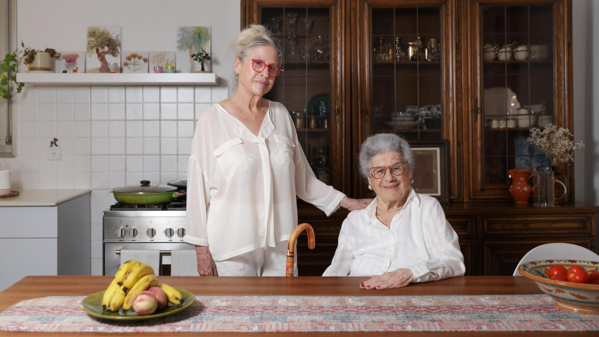  גלמן וגבע בדירתן בפתח תקווה, השבוע. "הידיעה שכל רגע עם אמא הוא מתנה מטילה צל על הכל, ובו־זמנית גם מאירה באור אחר את כל מה שיש לנו עכשיו"