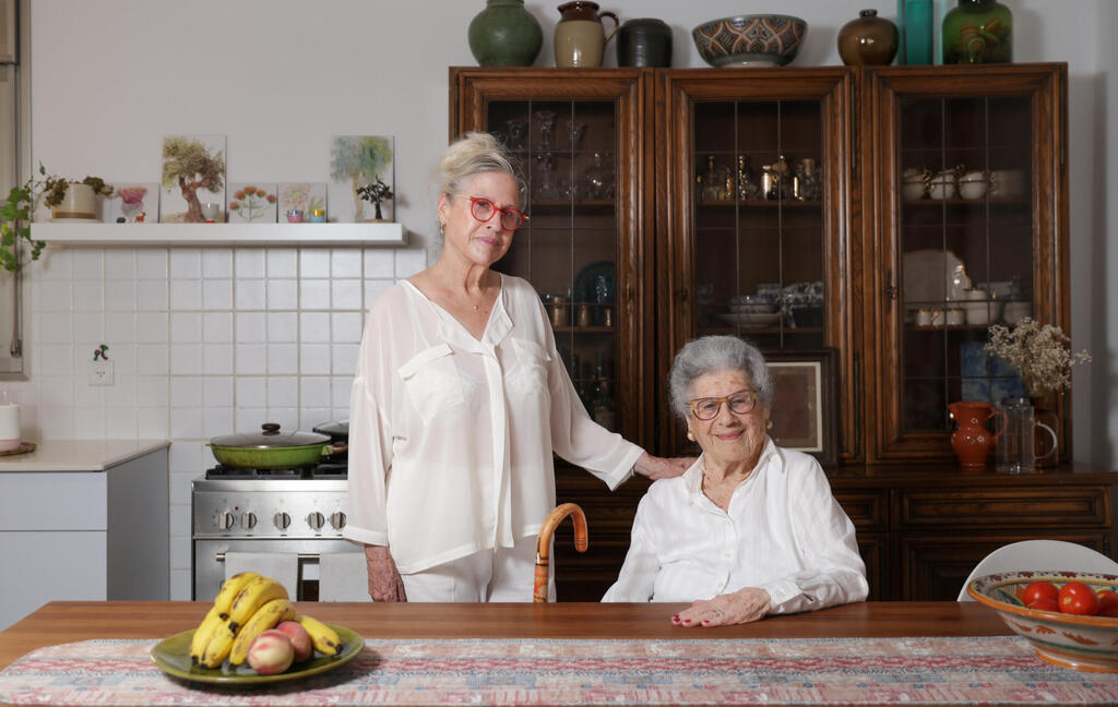 גלמן וגבע בדירתן בפתח תקווה, השבוע. "הידיעה שכל רגע עם אמא הוא מתנה מטילה צל על הכל, ובו־זמנית גם מאירה באור אחר את כל מה שיש לנו עכשיו" 