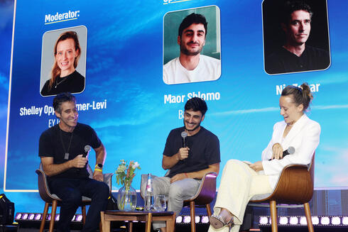 Maor Shlomo (center) and Nir Zohar at the Journey conference. 