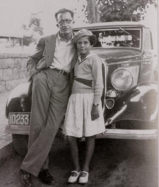 גלמן עם אביה, ביירות, 1935 . נולדה בתל אביב, התבגרה בביירות, חיה בפתח תקווה