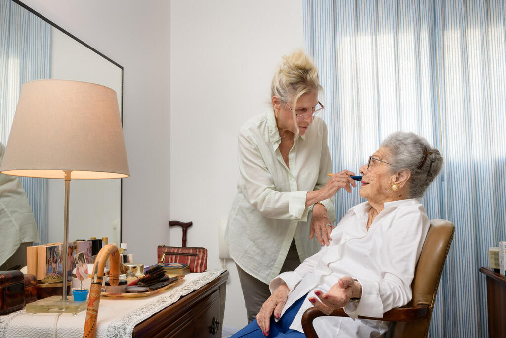 גלמן וגבע בחדרה של גלמן. ההכרעה לעבור לגור יחד נבעה מכך שגלמן החלה להזדקק למטפלת סיעודית, מה שהיה עולה להן עוד 33 – 35 אלף שקל בחודש