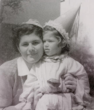 גלמן וגבע בפתח תקווה, 1950 . "אמא החזיקה את כל המשפחה", אומרת גבע