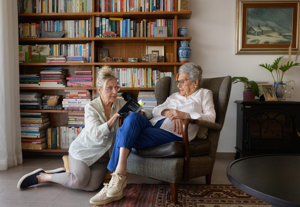 גלמן וגבע בסלון דירתן בפתח תקווה, השבוע. "אנחנו עדיין רבות", אומרת גבע. "היא יכולה להגיד לי משהו ואני מיד מתפוצצת. אבל בתוך תוכי אני אומרת לעצמי 'איזה מזל שיש לי עוד מי שדואג לי ככה'"