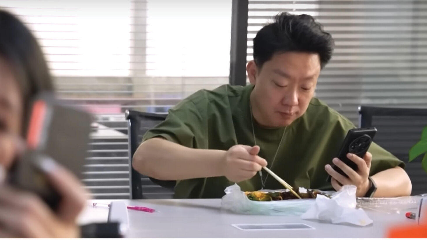 מתוך סרטון המתאר חברה פיקטיבית שמאפשרת לצעירים להציג להוריהם מקום עבודה מסודר ואפילו כרטיס עובד, בלי לעבוד. אחת המטרות המרכזיות היא להדוף את הלחצים והציפיות של הסביבה