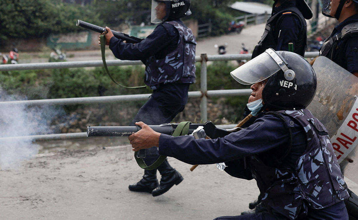 פוטו מהומות נפאל שוטרים יורים גז מדמיע