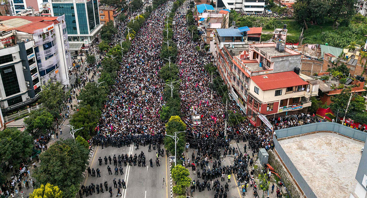 פוטו מהומות נפאל מפגינים בניין הפרלמנט קטמנדו