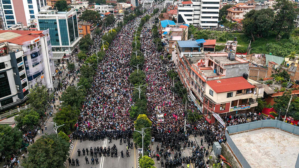 פוטו מהומות נפאל מפגינים בניין הפרלמנט קטמנדו