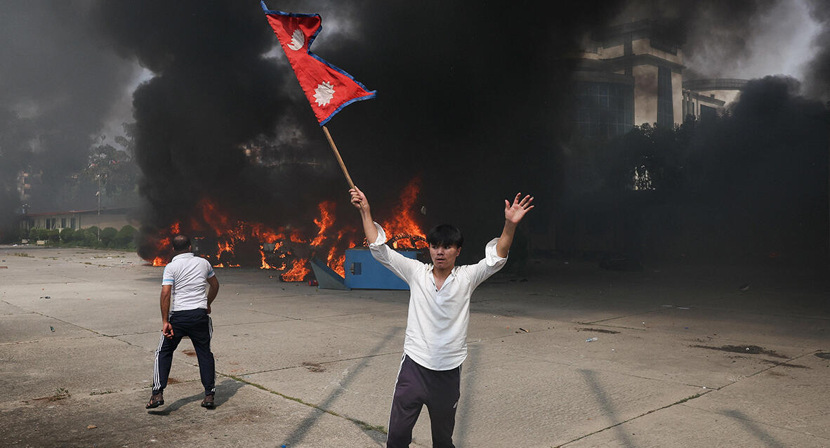 פוטו מהומות נפאל רחובות בוערים קטמנדו