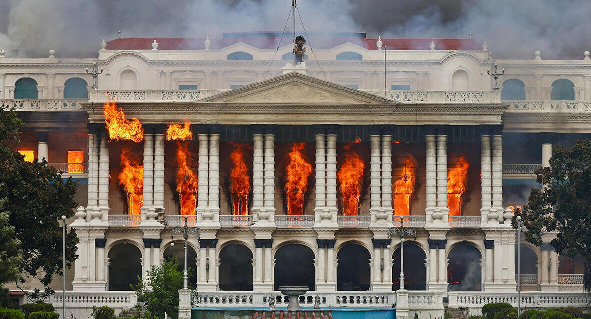 פוטו מהומות נפאל בניין הממשלה Singha Durbar