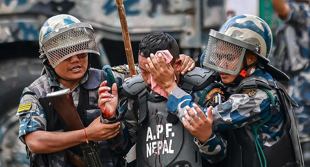 פוטו מהומות נפאל שוטרים