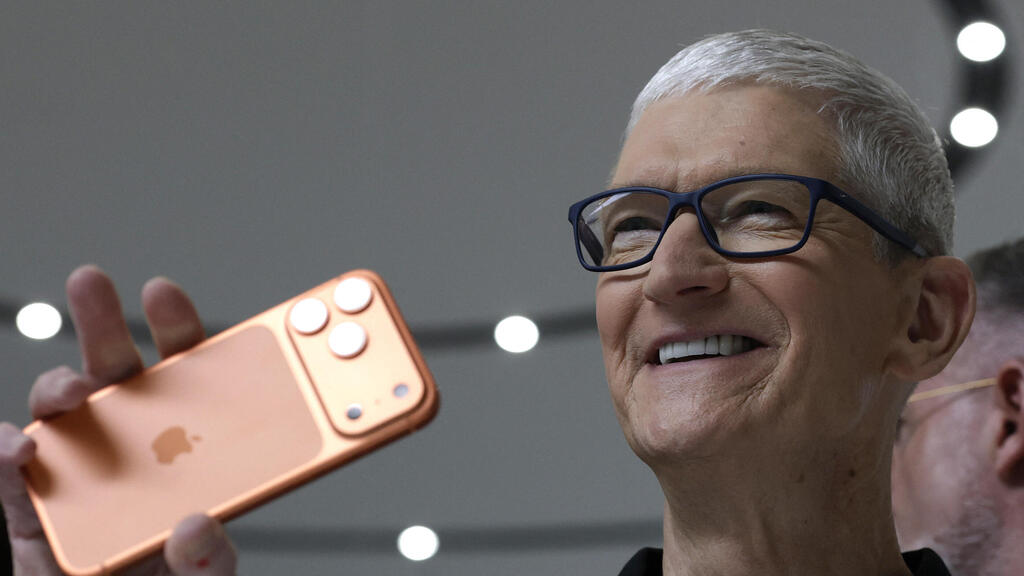 מנכ"ל אפל טים קוק מחזיק אייפון 17 פרו (צילום: JUSTIN SULLIVAN / GETTY IMAGES) מנכ"ל אפל טים קוק מחזיק אייפון 17 פרו ב אירוע ההשקה 9.9.25