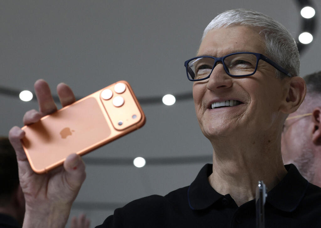 מנכ"ל אפל טים קוק מחזיק אייפון 17 פרו ב אירוע ההשקה 9.9.25