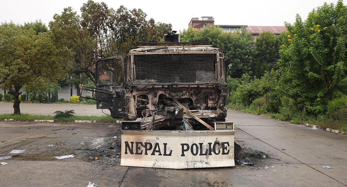 פוטו מהומות נפאל רכב משטרתי שרוף