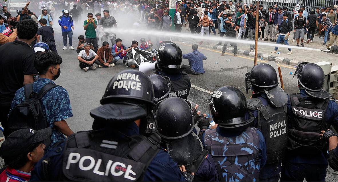 פוטו מהומות נפאל שוטרים מול מפגינים