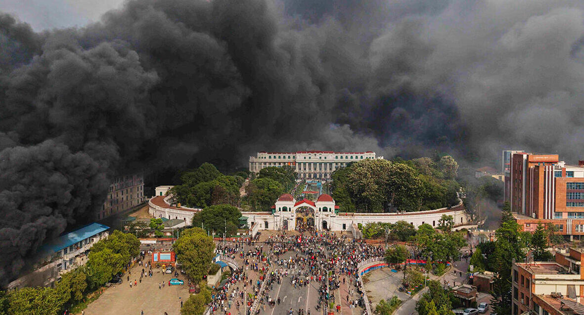 פוטו מהומות נפאל מבני הממשלה עלו באש