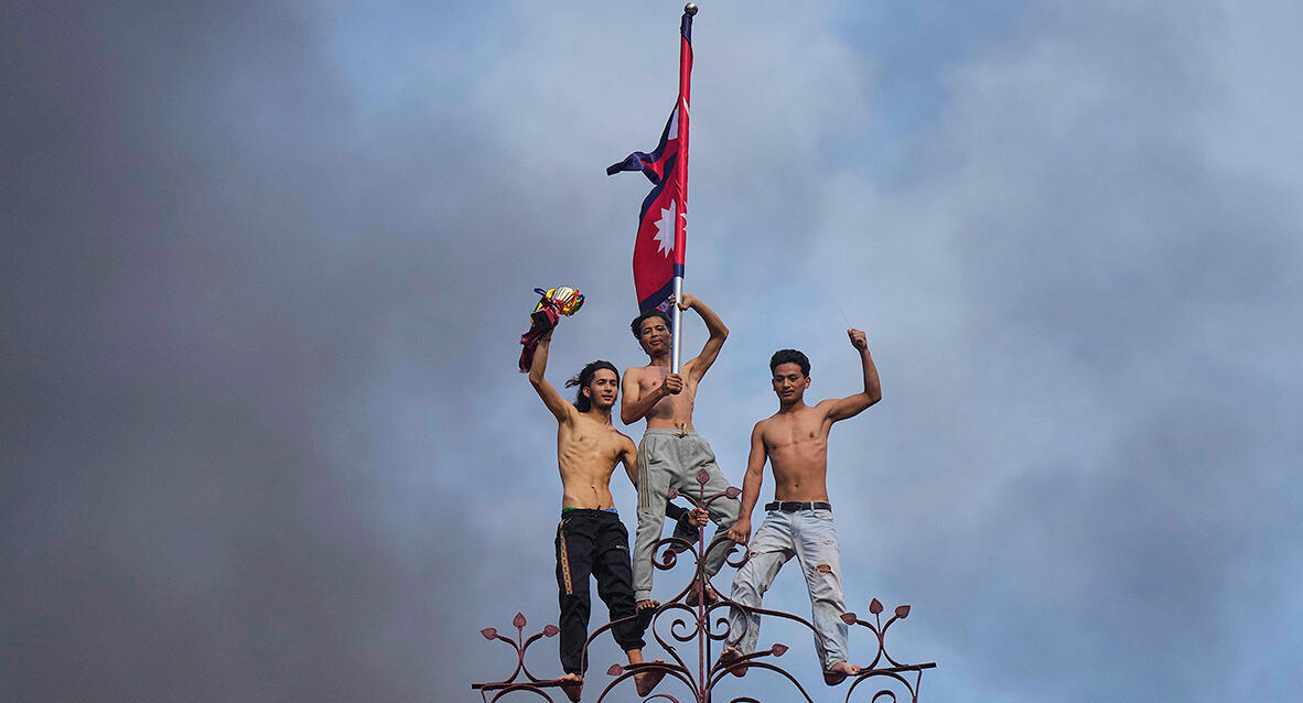 פוטו מהומות נפאל מפגינים על גג מבנה הממשלה