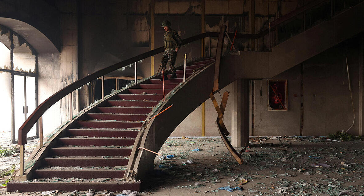 פוטו מהומות נפאל פרלמנט נפאלי שרוף