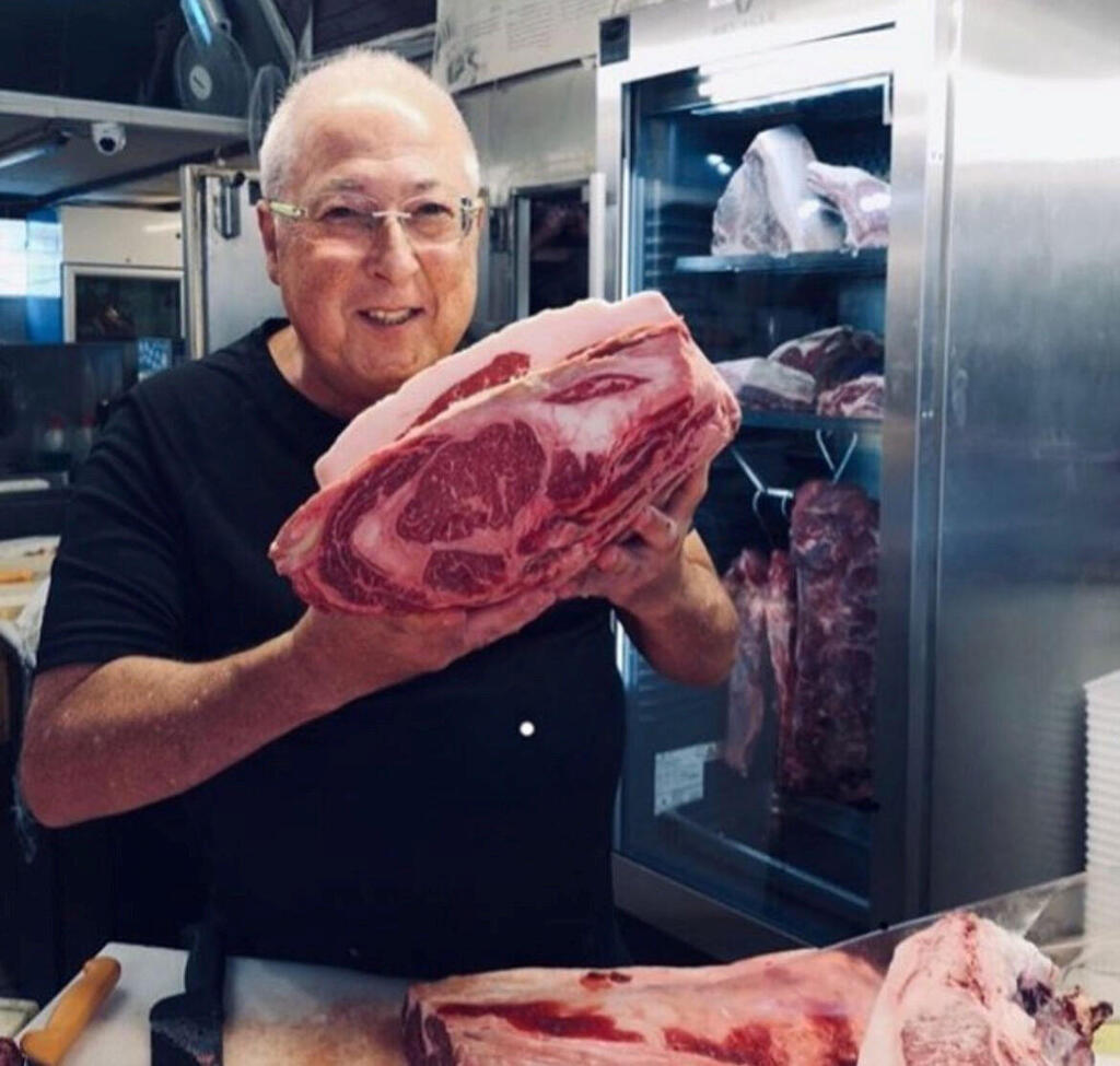 רפי אהרונוביץ', ידע בשרים (צילום: עבנר חג'בי) פנאי רפי אהרונוביץ' ידע בשרים