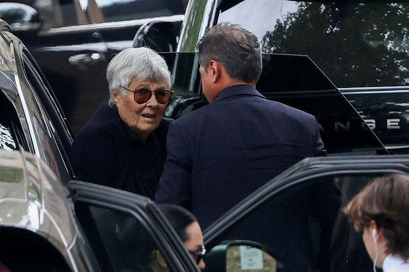 רוזנה ארמני מגיעה ללוויה של אחיה (צילום: REUTERS/Gonzalo Fuentes) רוזנה ארמני אחותו של המעצב ג'ורג'יו ארמני, מגיעה ללוויה שלו ספטמבר 2025