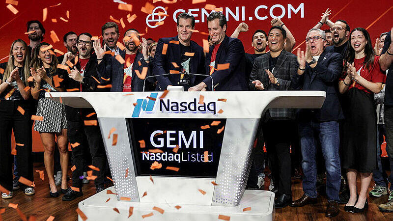 האחים ווינקלבוס - קמרון מימין ו טיילר משמאל בהנפקת ג'מיני ספייס סטיישן בנאסד"ק 12.9.25