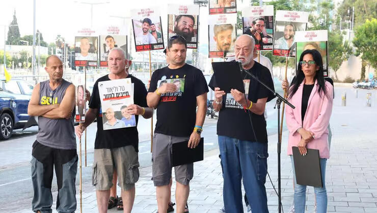 איציק הורן, אביו של איתן הורן החטוף, נושא דברים (צילום: דנה קופל) איציק הורן אביו של איתן הורן החטוף