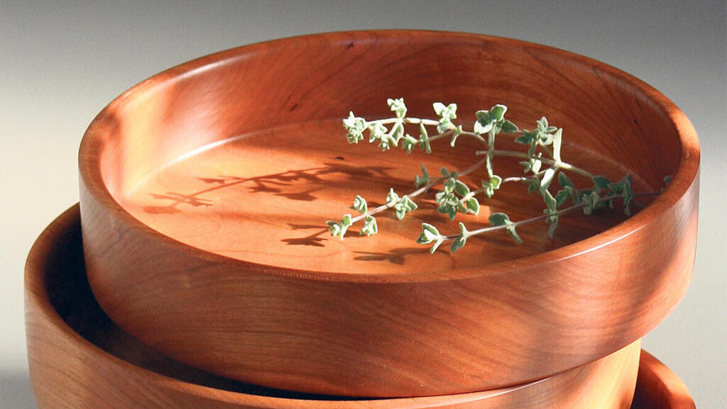 קזוארינה על השולחן קערות הגשה בעבודת יד מעצים מקומייים  של ארנון קורבר