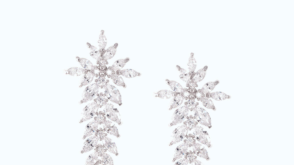 פנאי עגילי קריסטלים מדורגים של קרן וולף