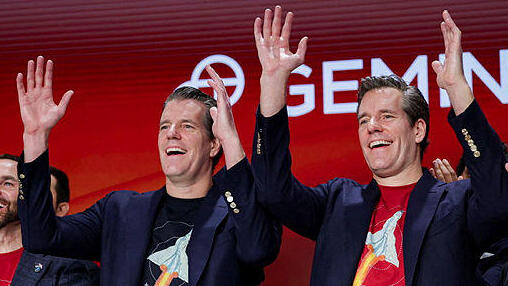 האחים ווינקלבוס 2 קמרון מימין ו טיילר משמאל בהנפקת ג'מיני ספייס סטיישן בנאסד"ק 12.9.25