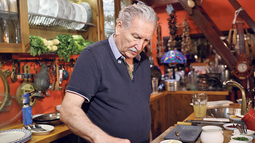 אידי ישראלוביץ' במסעדת "אידי דגים" (צילום: דניאל קמפוס) פנאי אידי דגים