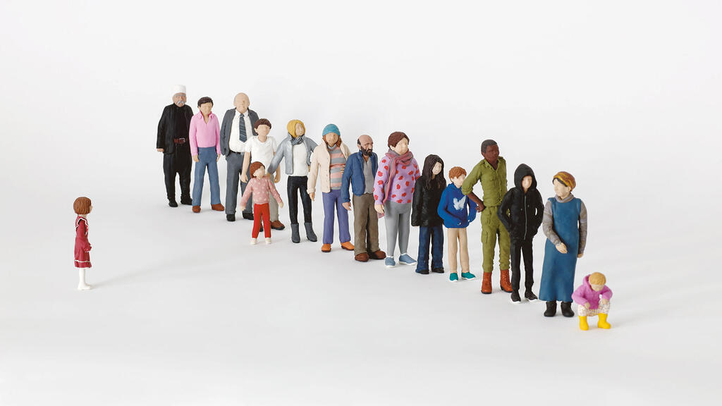 "תור הפלסטיק" של אידית פישר כץ, מתוך התערוכה "שווה לחכות" (צילום: אבי אמסלם ) היצירה תור הפלסטיק מתוך התערוכה שווה לחכות של האמנית אידית פישר כץ פנאי